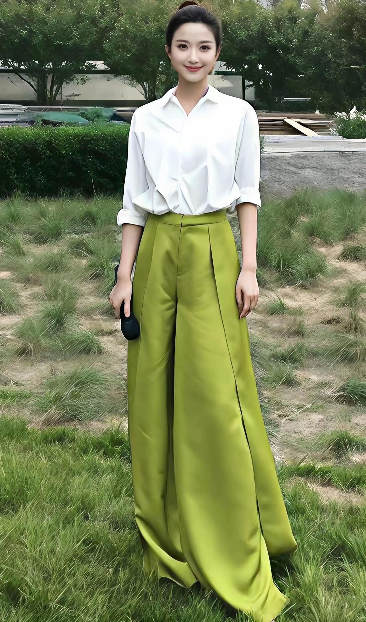 央视目前最大气的一个女主持人，她曾参与央视2026年春晚和元宵晚会。论颜值，她的