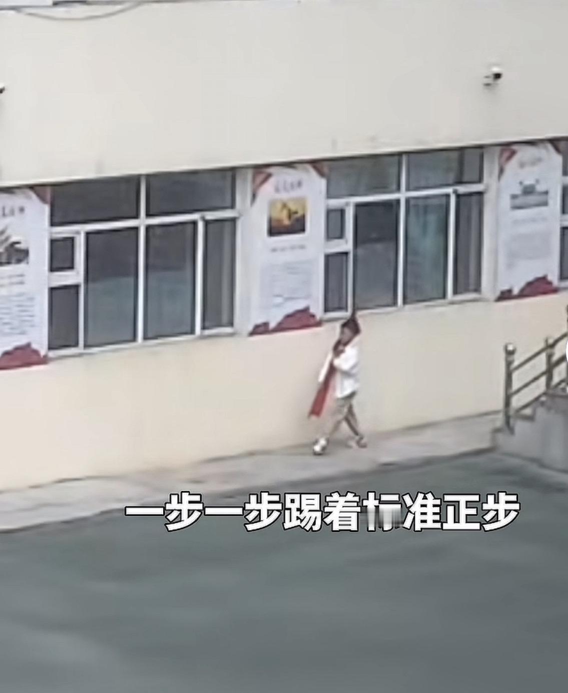 最动人的爱国模样，藏在空无一人的校园里事情发生在哈尔滨靖宇小学，放学了，学生