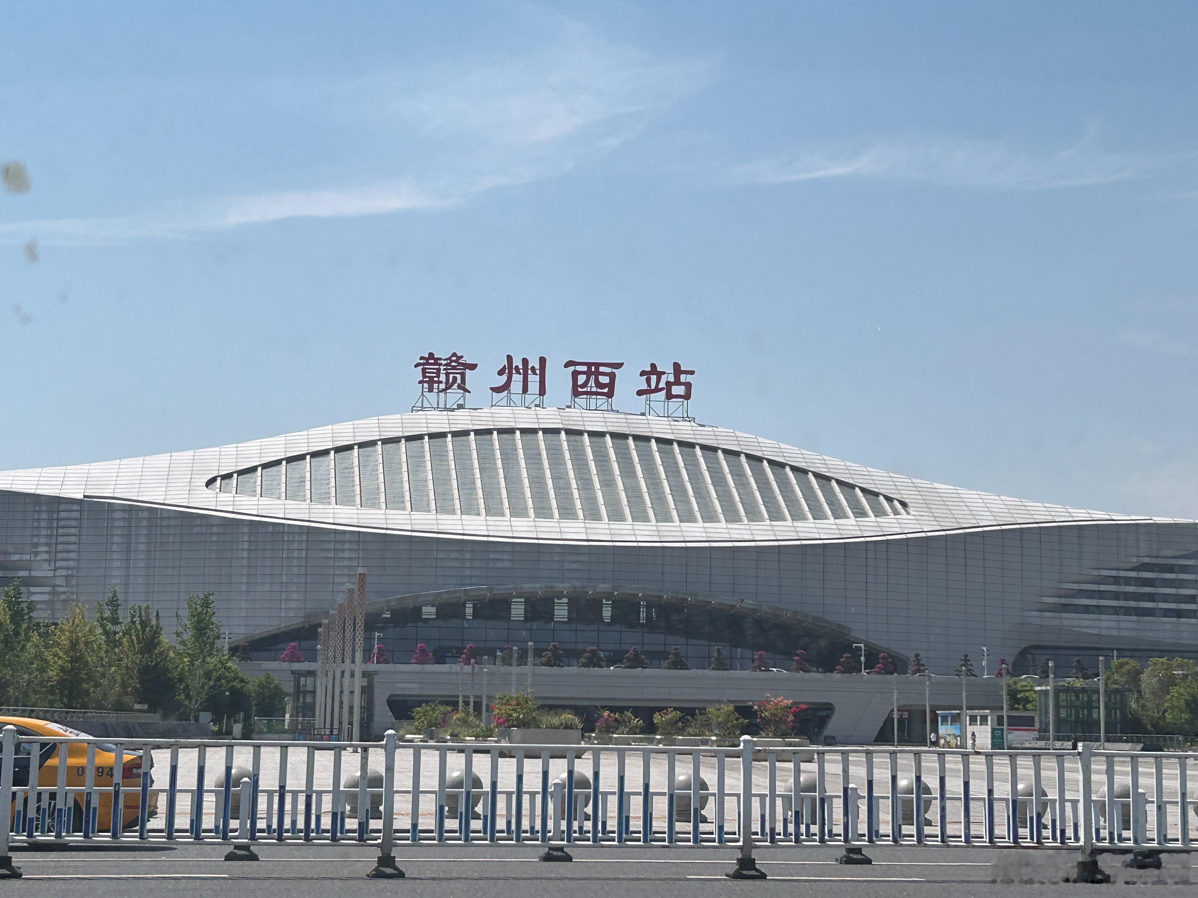 错峰出行来赣州，2个小时高铁就到了。酒店游个泳避开下午大太阳，出门找间江西菜，吃