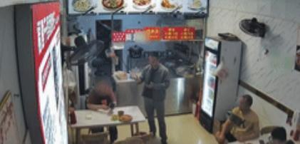 “这位民警火上人民日报了！”近日在云南，正在休假的民警吃了一碗价值“30万元的馄