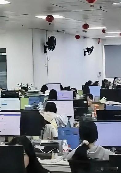 跟面一个88年的经理级别的候选人，个人期望工资在35k+。hr总监问其离职原因，