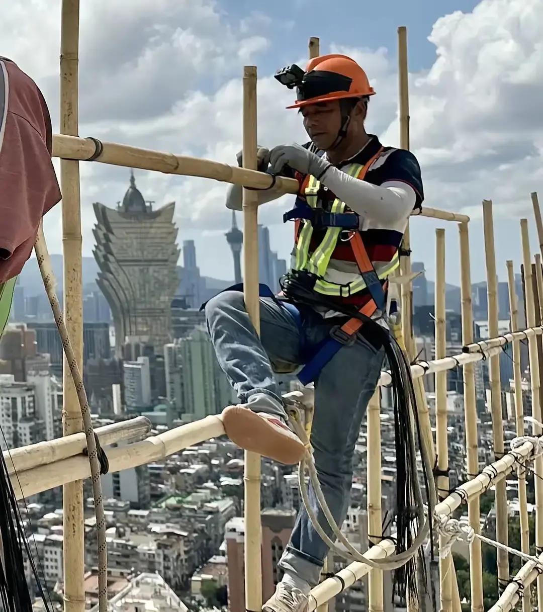 万万没想到我现在真的很佩服香港建筑工人了，都什么年代了，还用的竹制脚手架，而且