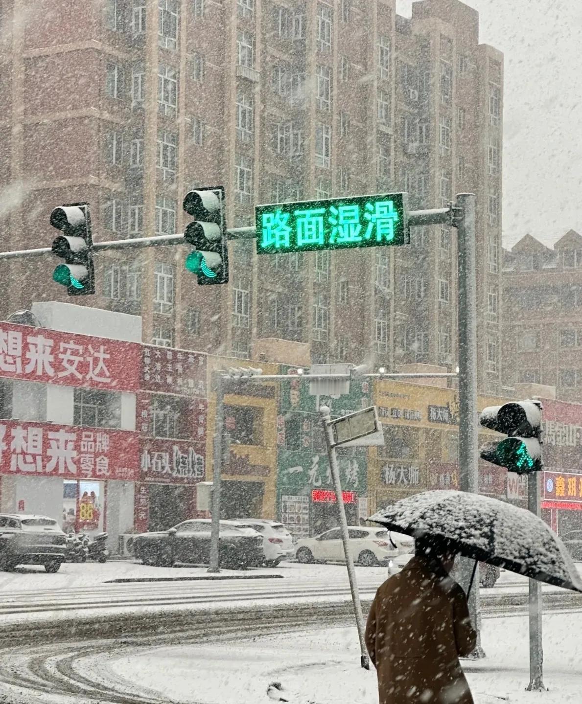 黑龙江下雪了？才10月份啊！浙江表示很羡慕，我还穿短袖短裙谁能把浙江的太阳带