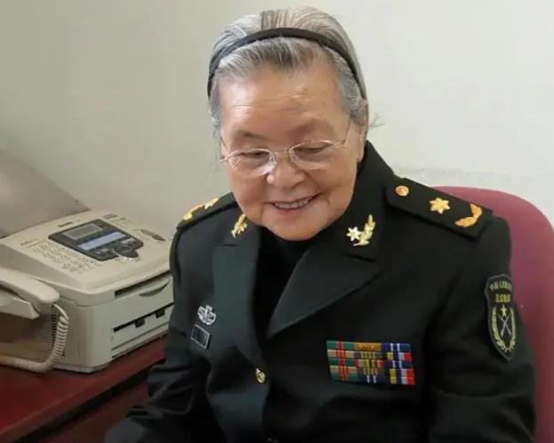 1972年，47岁的陈菊梅在取掉扁桃体和割掉阑尾后，又不顾众人的劝阻，坚定地对地