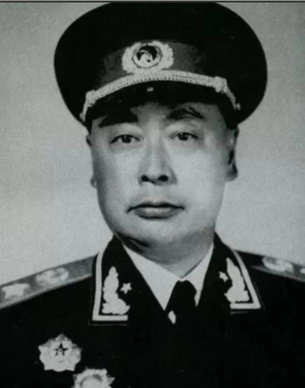 1937年，陈毅被叛徒诱骗下山，途中他觉得口渴，于是拐到一农户家里喝水，却因为农
