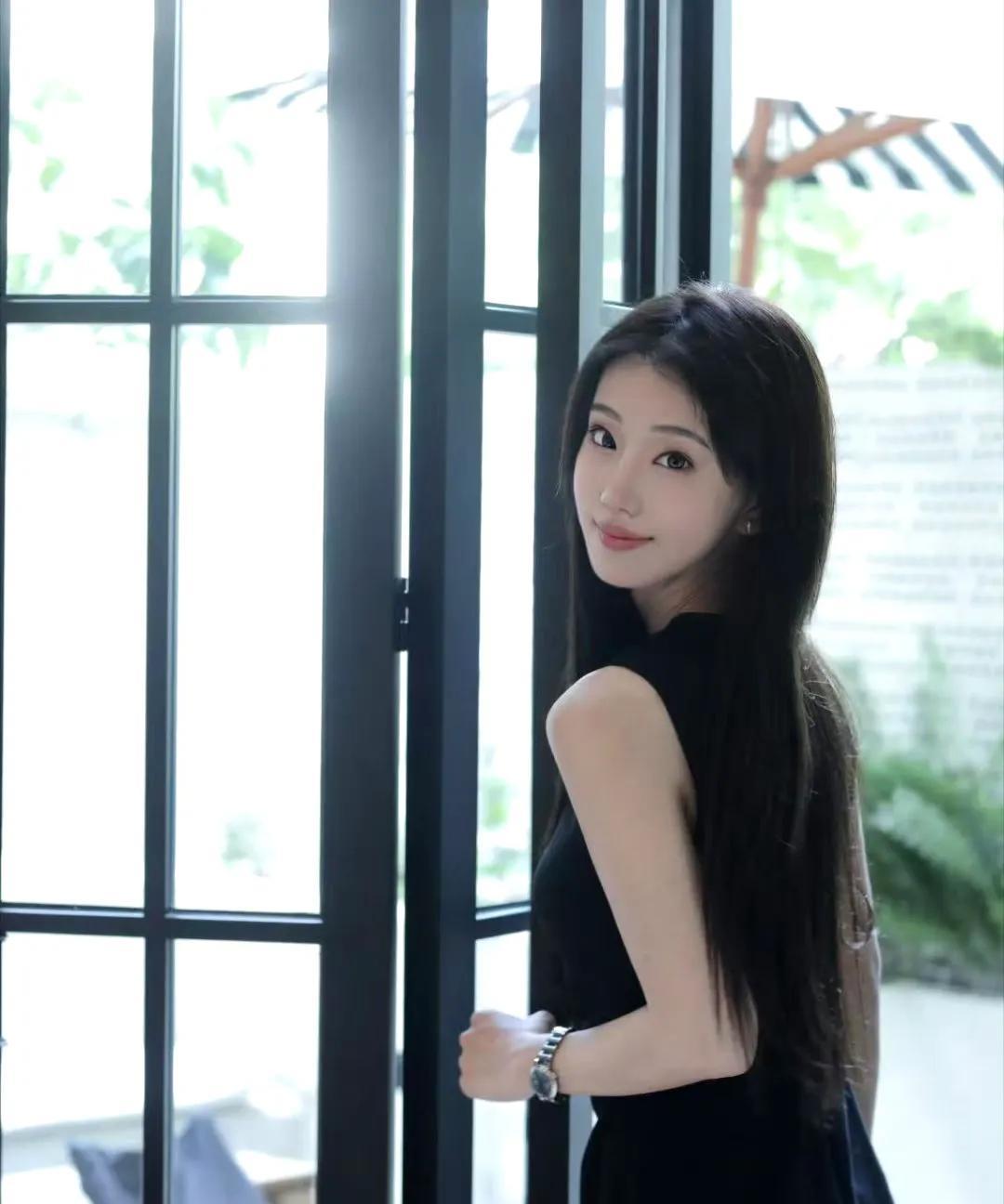 小黑裙穿搭