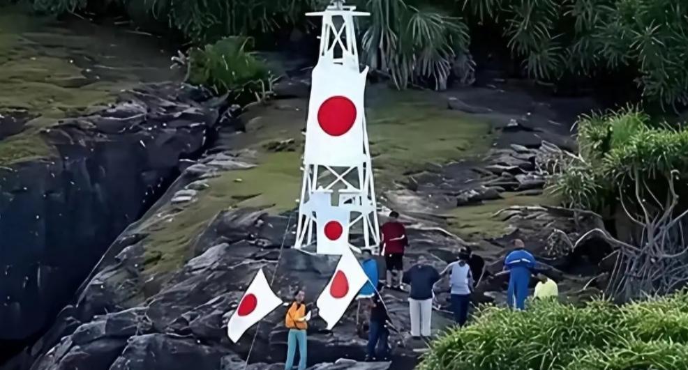 很多人问：“中国为什么不趁着中日冲突，将日本在钓鱼岛上的灯塔给拆掉？”其实不是不