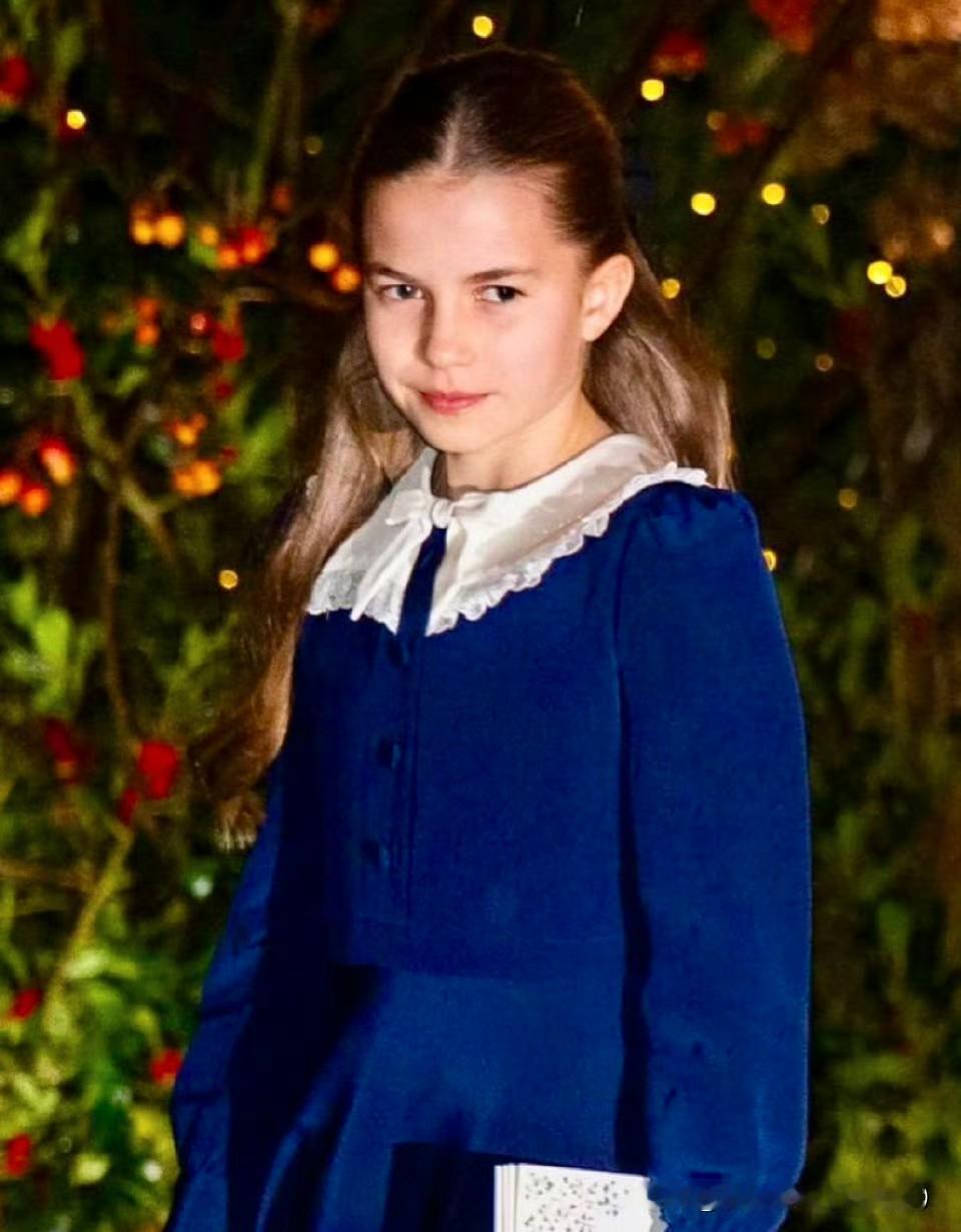 夏洛特公主和妈妈凯特王妃！夏洛特的气质还是比较清冷威严的，都说有女王的味道！