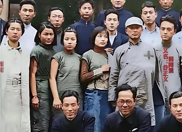 千万别被照片里这张脸给骗了。这个身穿长衫、面容俊朗的男人,看起来斯文又儒雅。