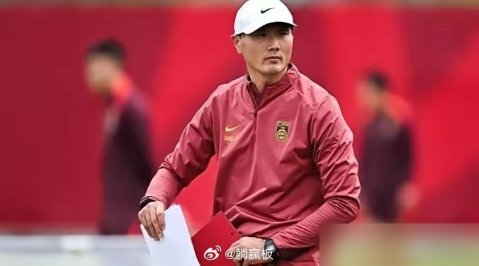 7500块一晚的套房，没了；上百万的包机，也没了。国足出征澳洲，10小时航程，