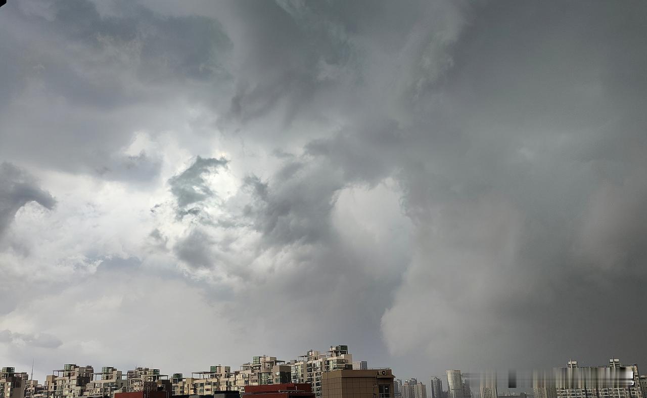 下雨了，下雨了，终于下雨了[笑着哭]下午1点左右，浦东的天色忽然就暗下来了，乌