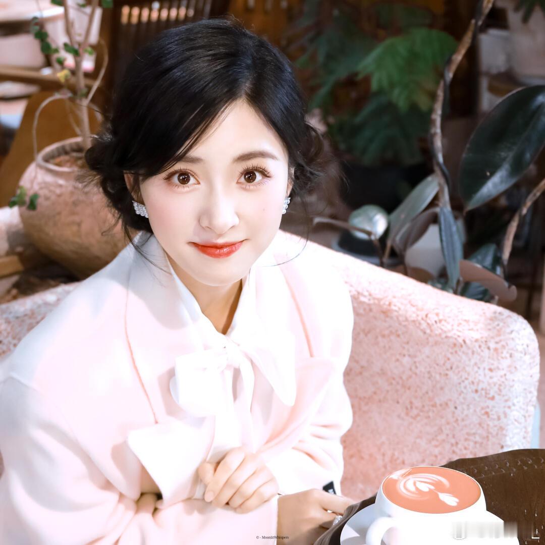 头像更新之沈月她真的特别适合拿来做头像感觉看到之后瞬间满血复活特别的治愈～这一套