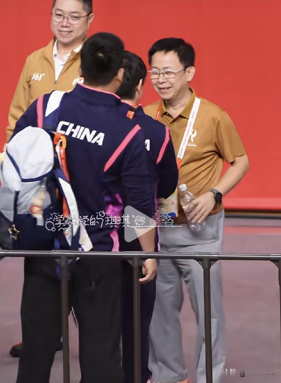 哈哈！退场前的莎莎成了打卡景点，这个摸一摸，那个拍一拍，还有好多找她合影