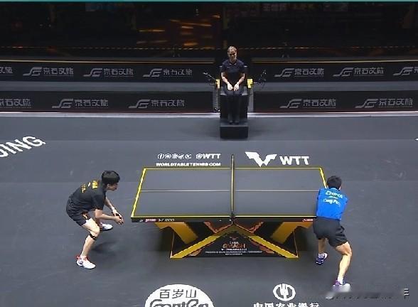 中国WTT北京大满贯赛男单半决赛，王楚钦VS向鹏。第一局王楚钦6：3领先，7：