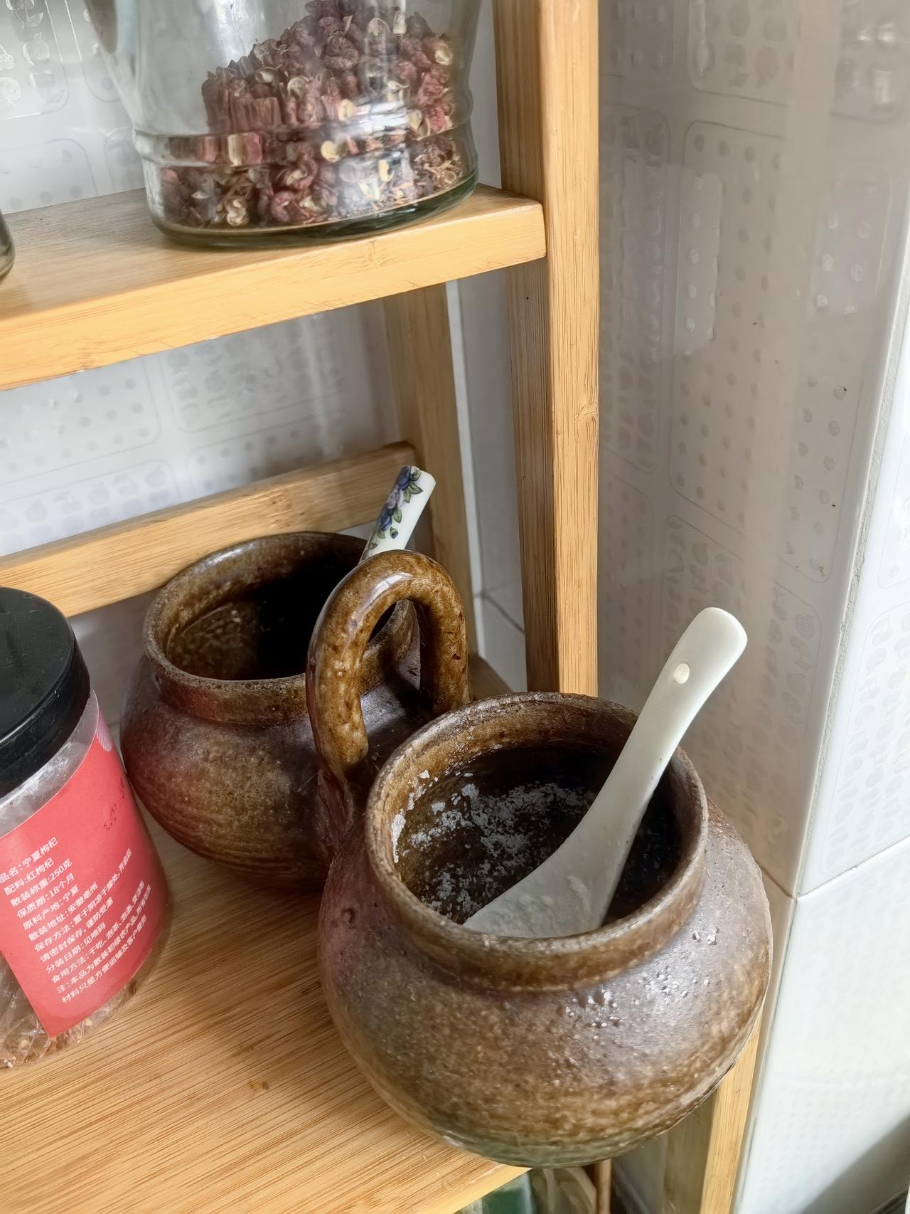 季节一到盐罐便受潮咸味悄悄淡掉人生也会这样有时潮湿有时微凉有些滋味