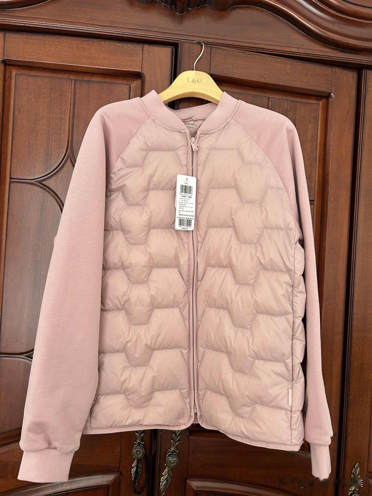 初四逛商场，没想到还淘到一件粉红色的棉衣。真可谓老黄瓜刷绿漆，装嫩！因为年