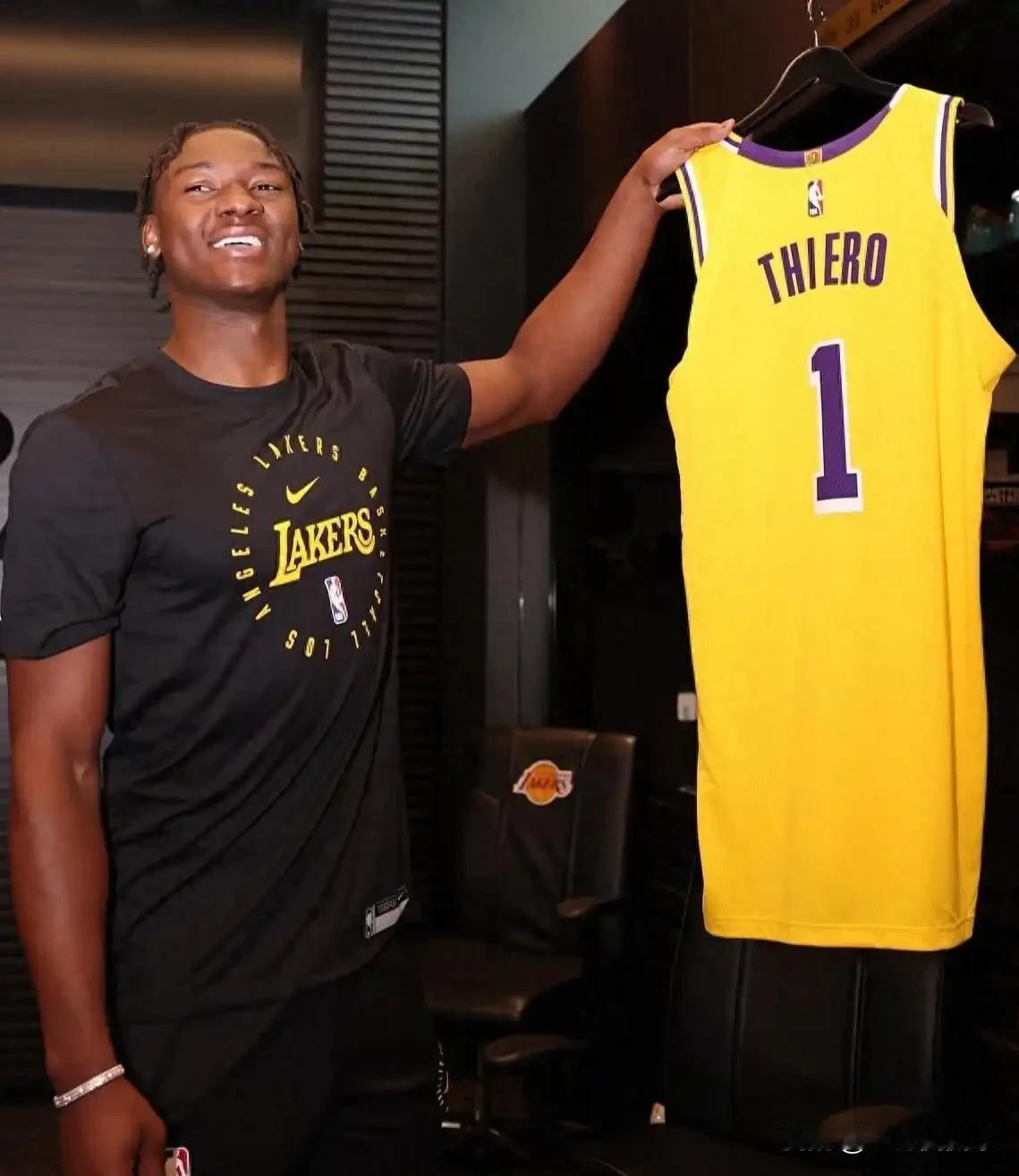 下面是一条关于湖人新秀蒂耶罗的坏消息！今天湖人官方宣布，蒂耶罗遭遇右膝内侧副韧带