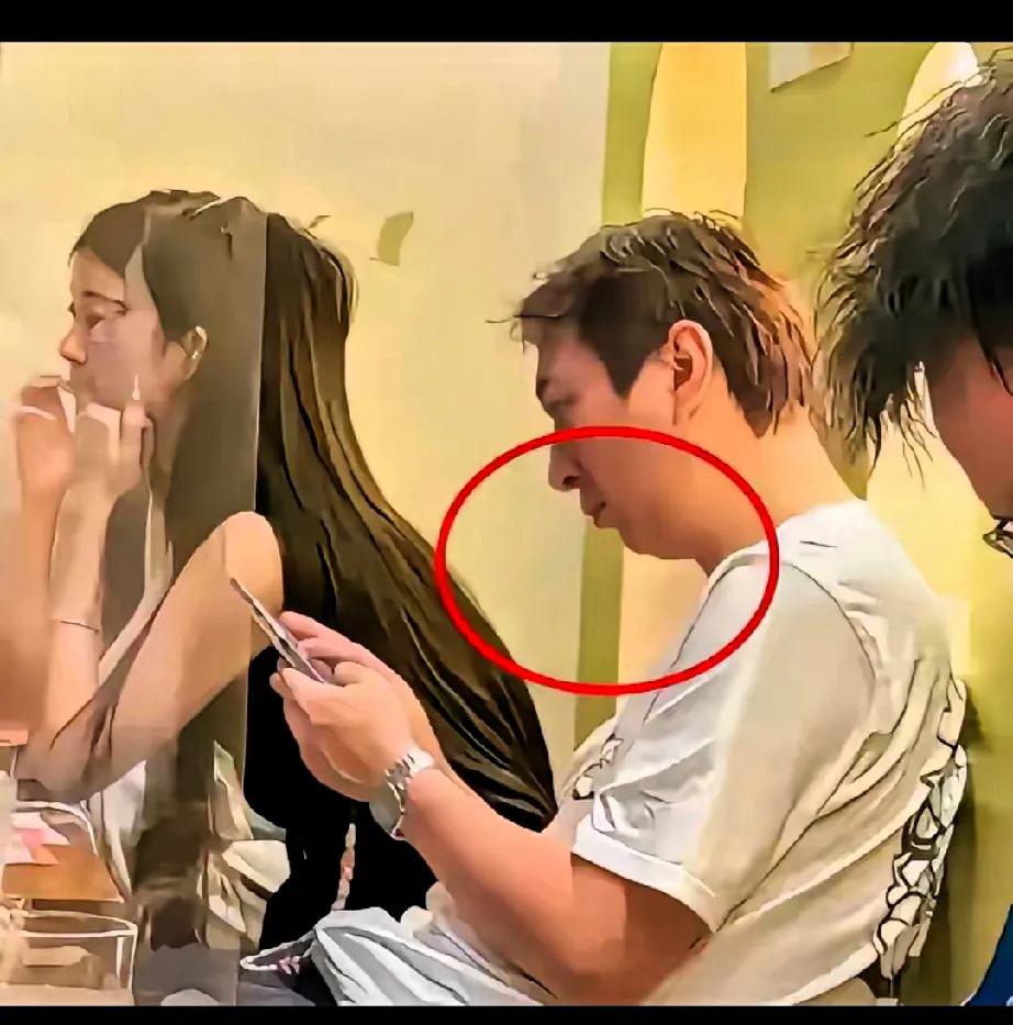 黄一鸣在社交媒体上发布的内容引发了争议‌。有网友指出，她在视频中提到自己未婚生女