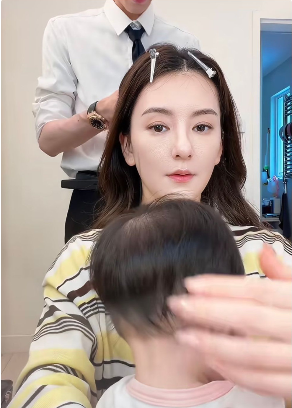 方媛抱三胎女儿工作，8个月郭咏心头型睡得好圆，头发浓密像爸爸