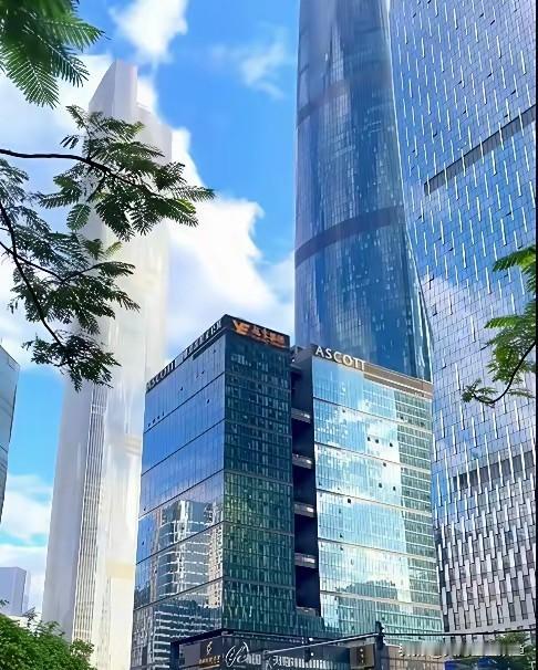 恕我直言，广州没法和深圳比。我大学室友之前在深圳待了两年，天天吐槽深圳内卷