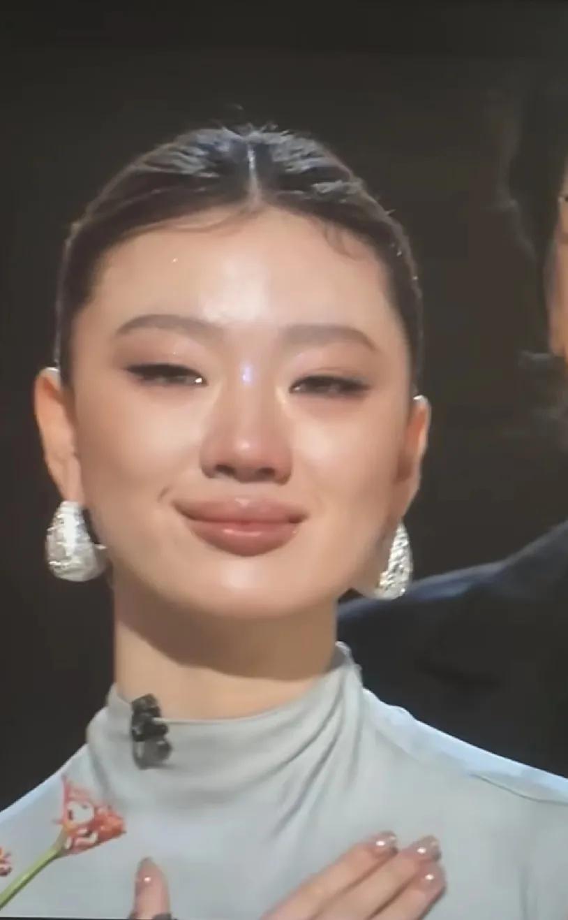 怎么肥事，近看嘴巴咋这样啊，越来越get不到她的美了，不过歌是真的好听。