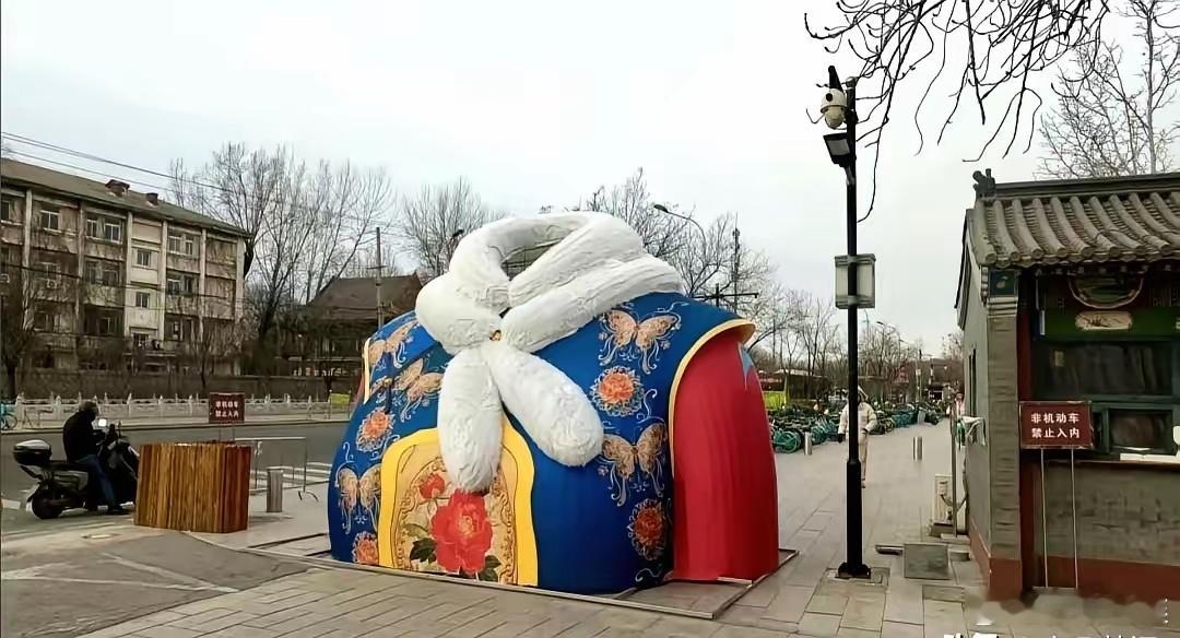 看到圆明园门口立着这么个“大马褂”，心里咯噔一下，五味杂陈第一眼看过去，还以为是