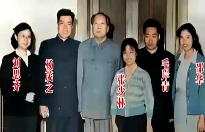 1962年，刘思齐与新婚丈夫一道到中南海看望毛主席。原以为是喜事，出人意料的是