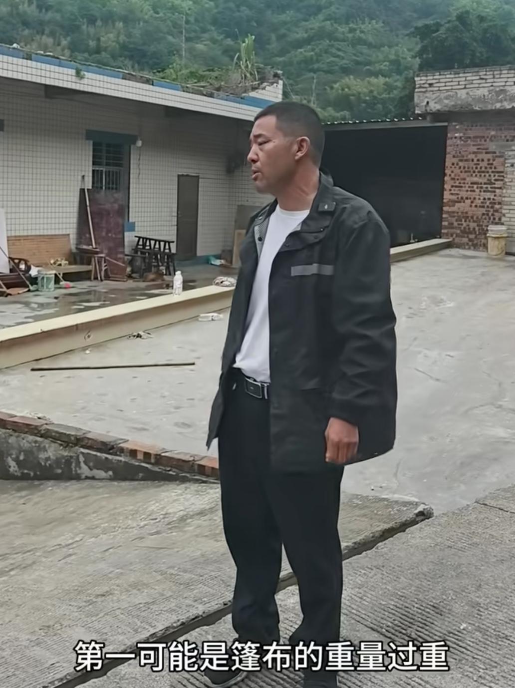 四川长宁升学宴墙体倒塌，村干部出来还原了现场，展示篷布搭建位置全貌。当前主家