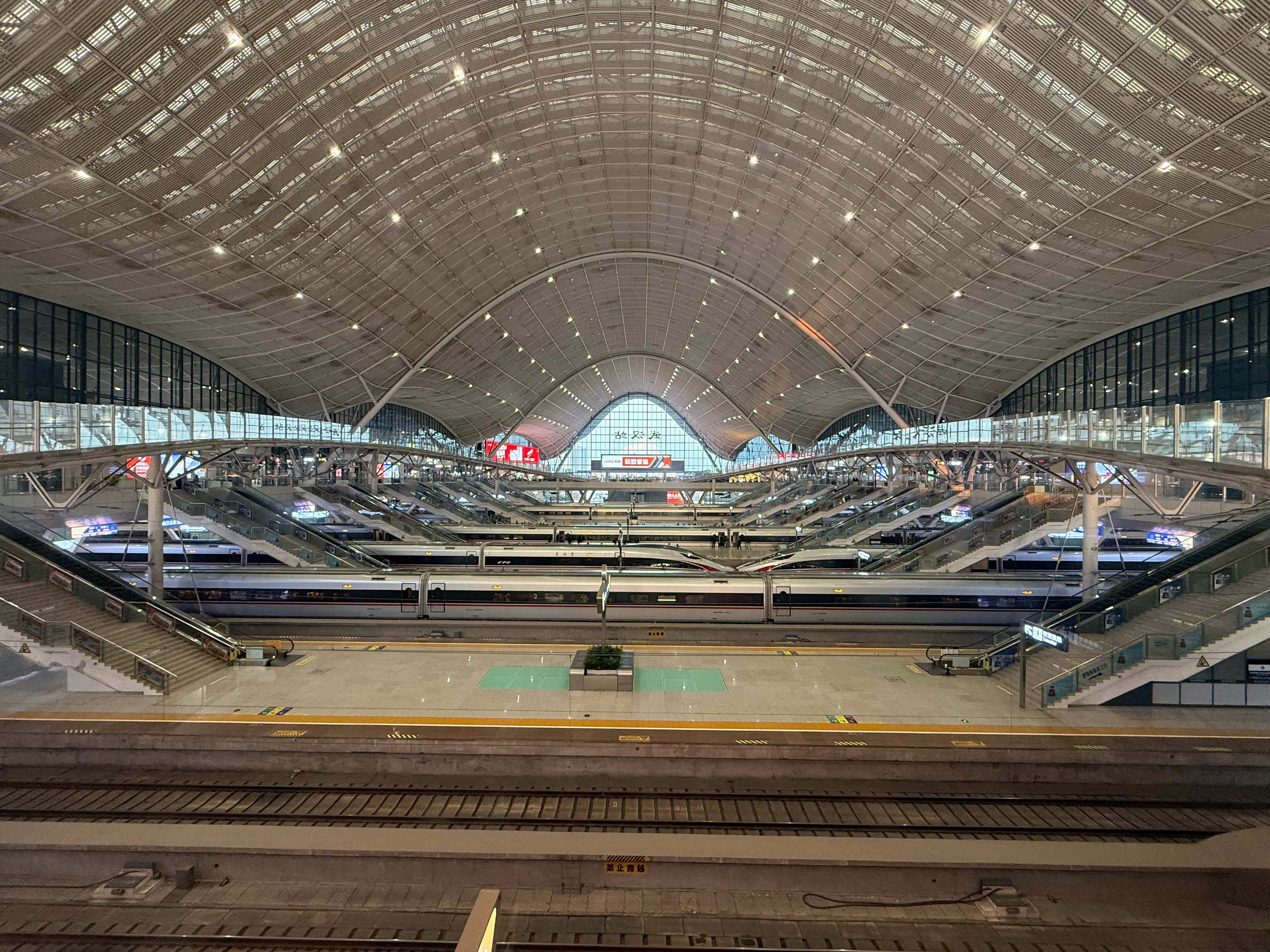 昨天在武汉，坐了武汉特产MPV，吃了武汉特色热干面，看见了本科学校邻居的雷军科