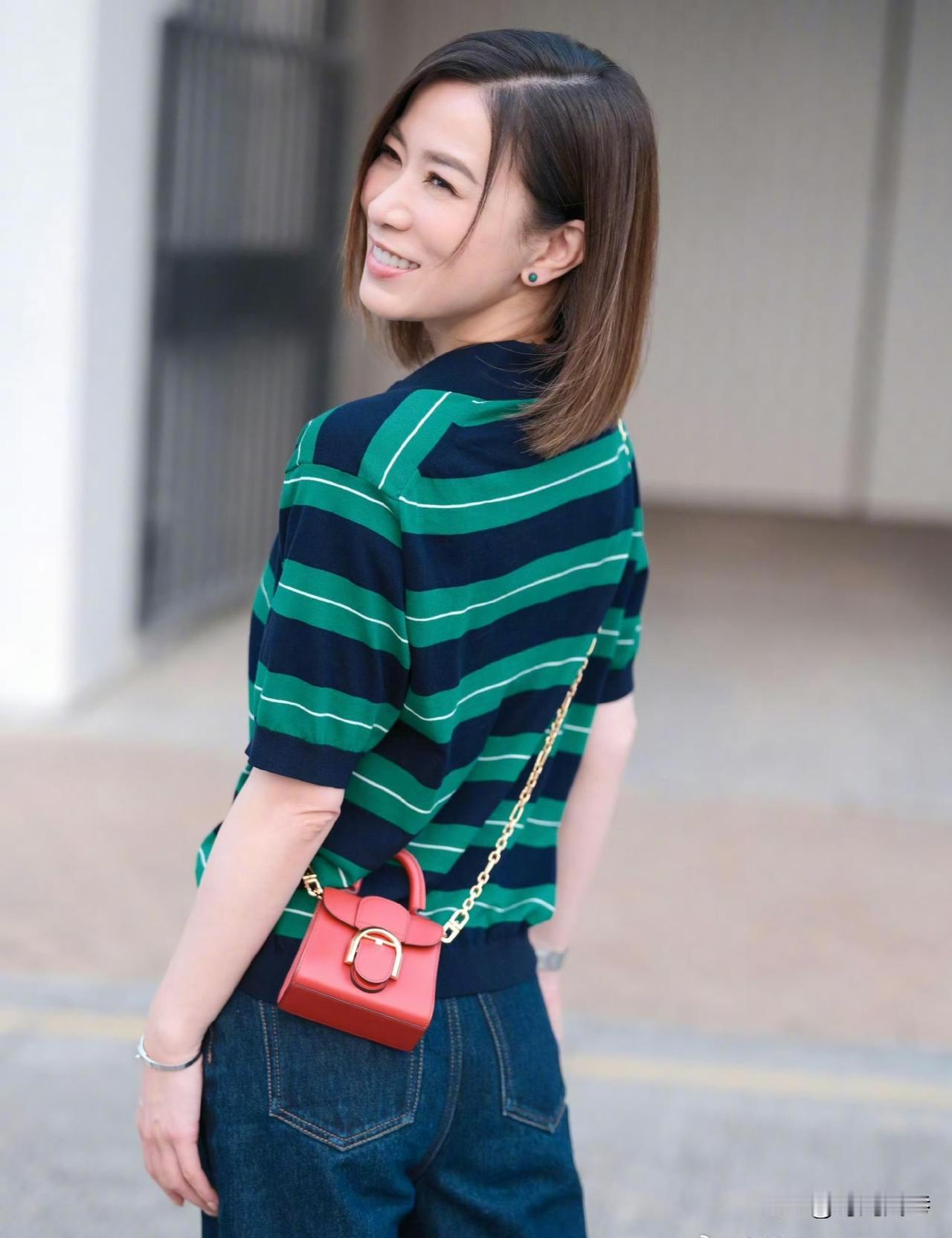 佘诗曼的笑容展现出了她这个年纪少有的天真烂漫。仿佛青春少女一样清纯阳光！不得不说