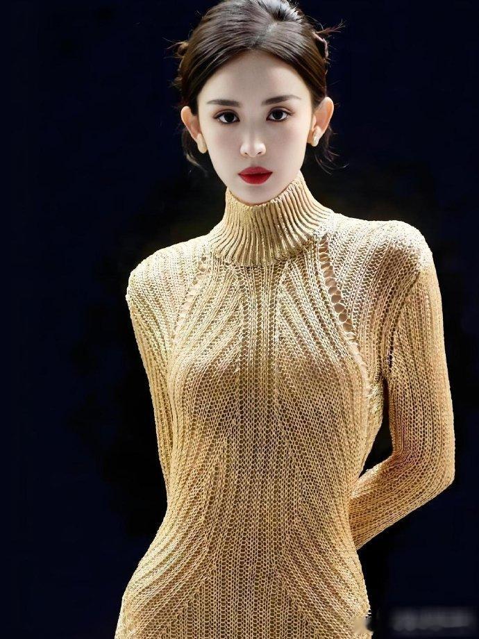 本以为古力娜扎穿的是一套高定礼服，走近才发现，原来只是一件毛衣。