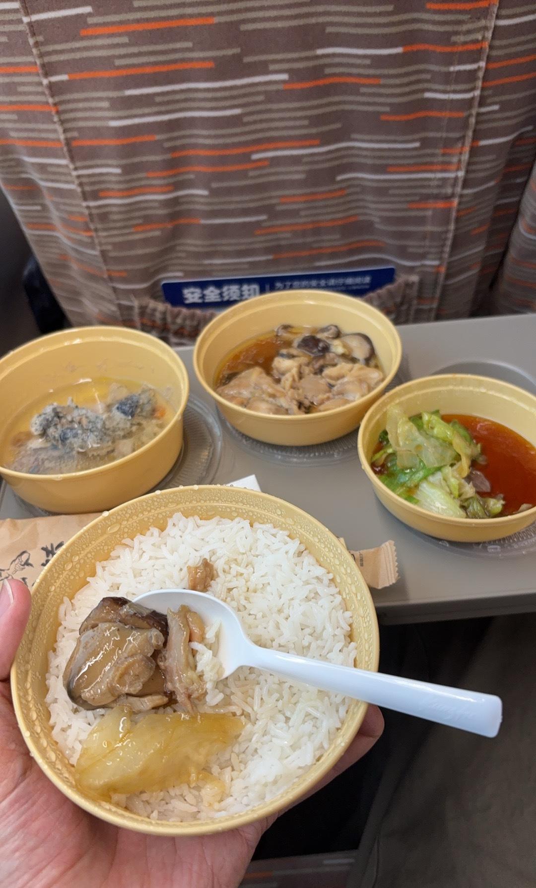 坐火车，你是吃泡面还是吃盒饭？我发现一个现象，现在坐火车吃泡面的人越来越少了