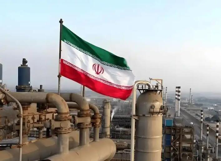 彻底堵死！伊朗石油"憋爆"倒计时：海上漂着8艘超级油轮，20天后真要关