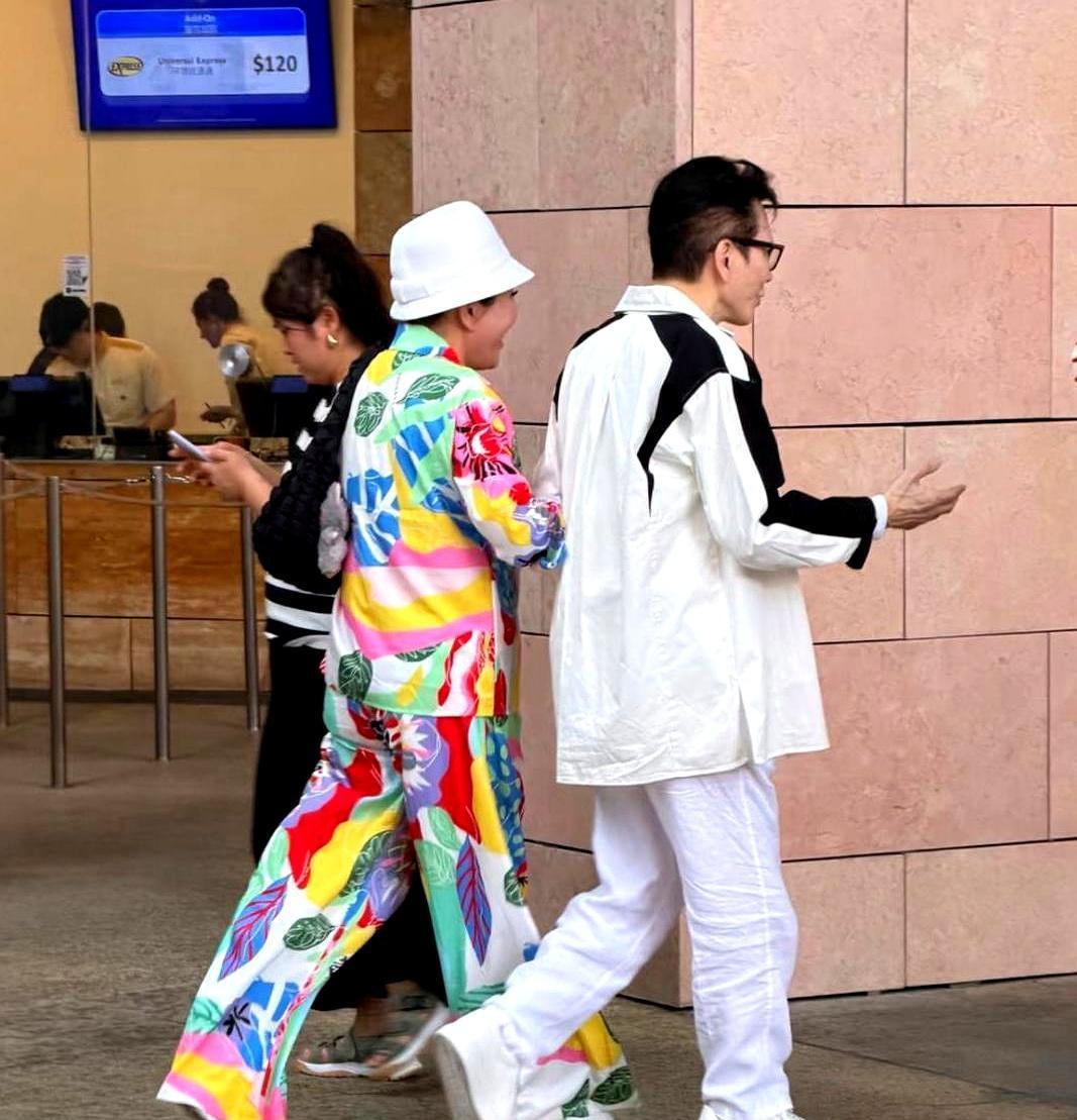 向佐环球影城累瘫长椅，郭碧婷素颜盘发一手牵俩娃，还要哄醒巨婴！她穿向佐旧衣，向