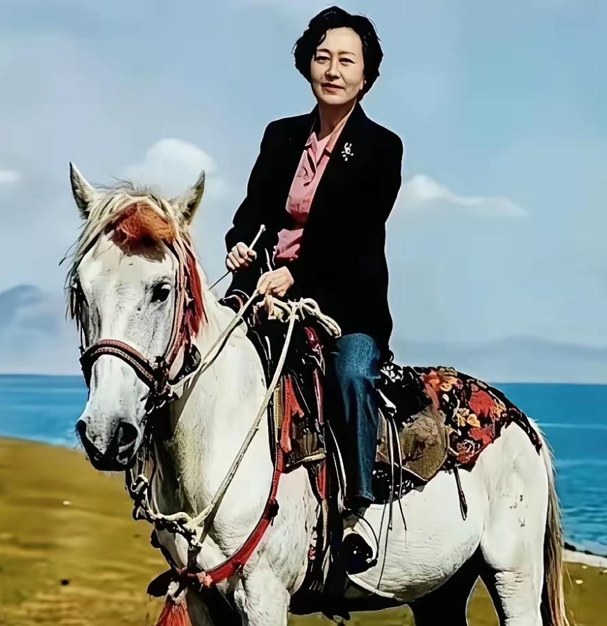 秦基伟将军夫人唐贤美骑马时的一张留影。她毕业于华西大学外语系，和秦基伟结婚后，育