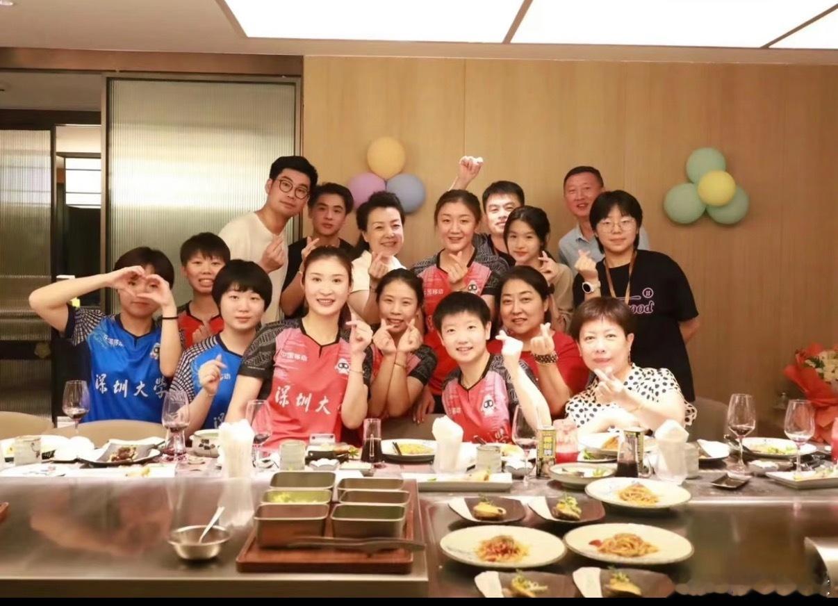 孙颖莎王曼昱蒯曼聚餐国乒三朵金花线下同框聚餐，饭桌上笑眼弯弯状态松弛，既是赛场