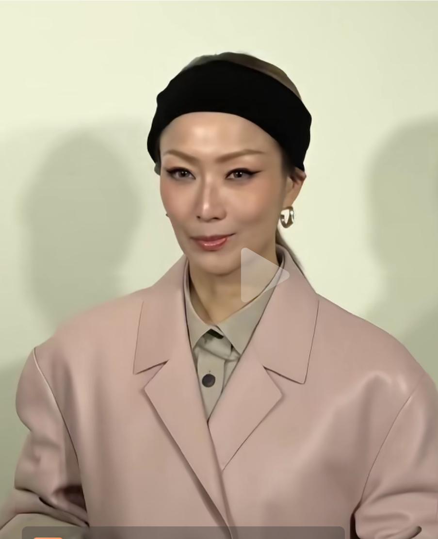 53岁的郑秀文变样了，网友直呼像梅超风，不过这次郑秀文已经够好的了，穿衣风格还好