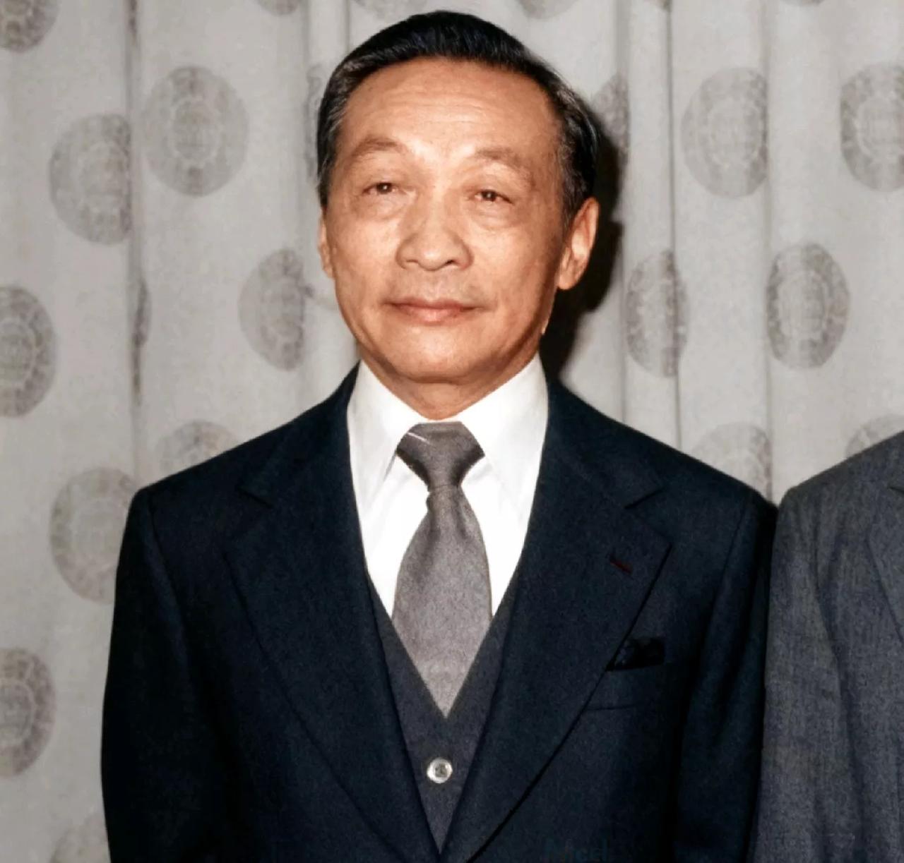 沈岳之是浙江人，年轻时在复旦读书，后来进了国民党军统。他和戴笠是老乡，靠关系爬上