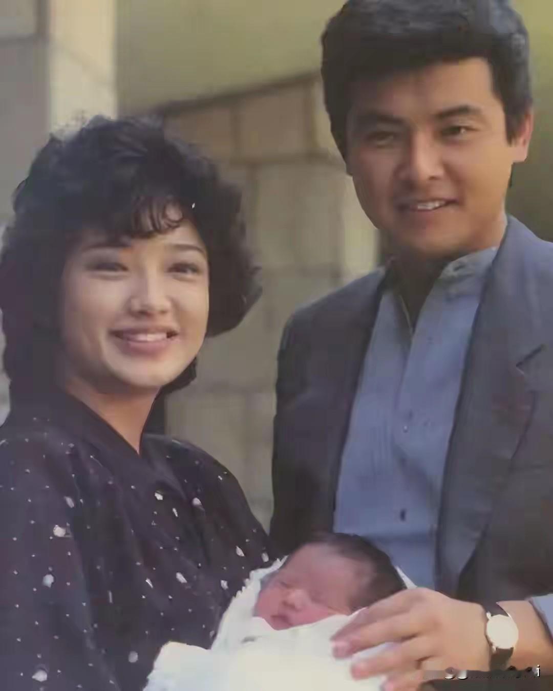 山口百惠的儿子多次翻唱妈妈的成名曲，歌声里有妈妈的影子。儿子长得没有父母好看，完