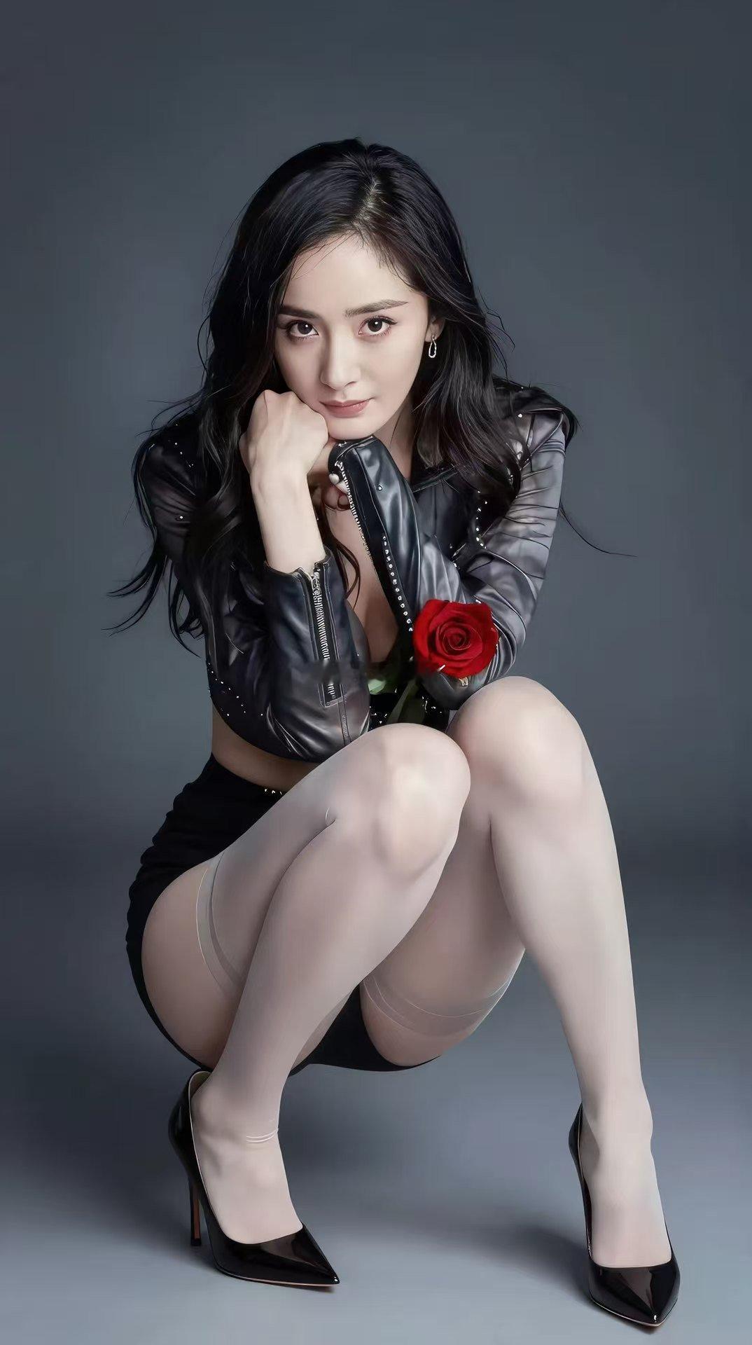 杨幂黑丝高跟衬曼妙身姿，皮衣裹挟炽热风情，红玫瑰藏尽撩拨，性感张力拉满，冷艳又撩