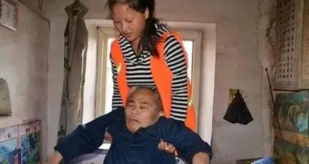 2011年山东一姑娘公开征婚，择偶要求就一句话：上门跟我一起赡养三位老人。东北小