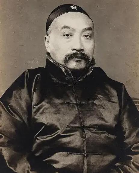 1936年，袁世凯21岁的女儿嫁给了曹锟18岁的儿子，进洞房时，新郎开口就骂：“