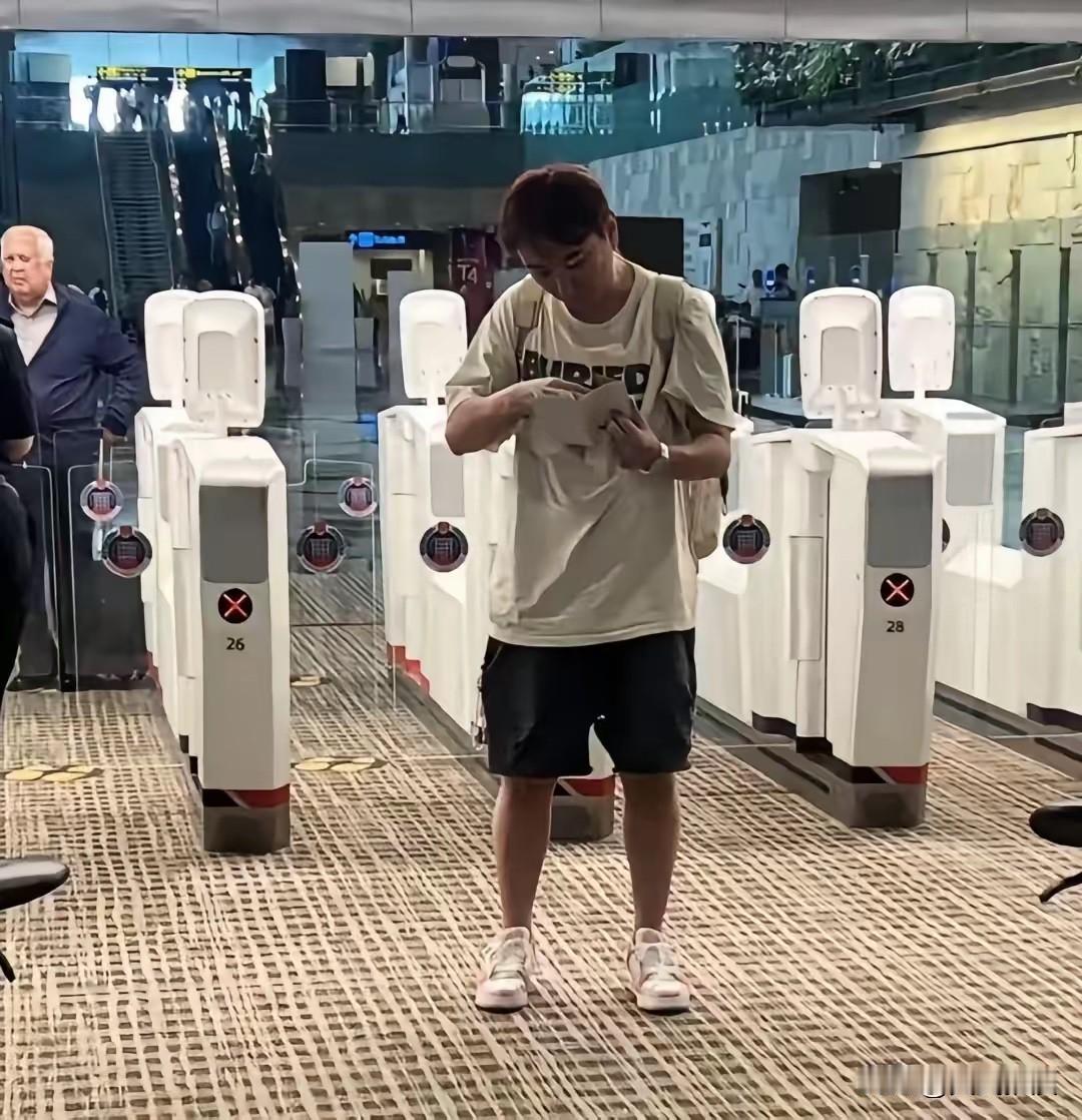终于知道王思聪为什么近几年抛售掉国内资产了，不是因为他投资失败王思聪这几年不