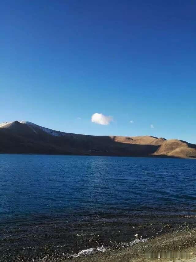 我有一个同学现在自驾到了西藏羊湖，他在同学群里感叹“羊湖”的水好蓝。于是我翻
