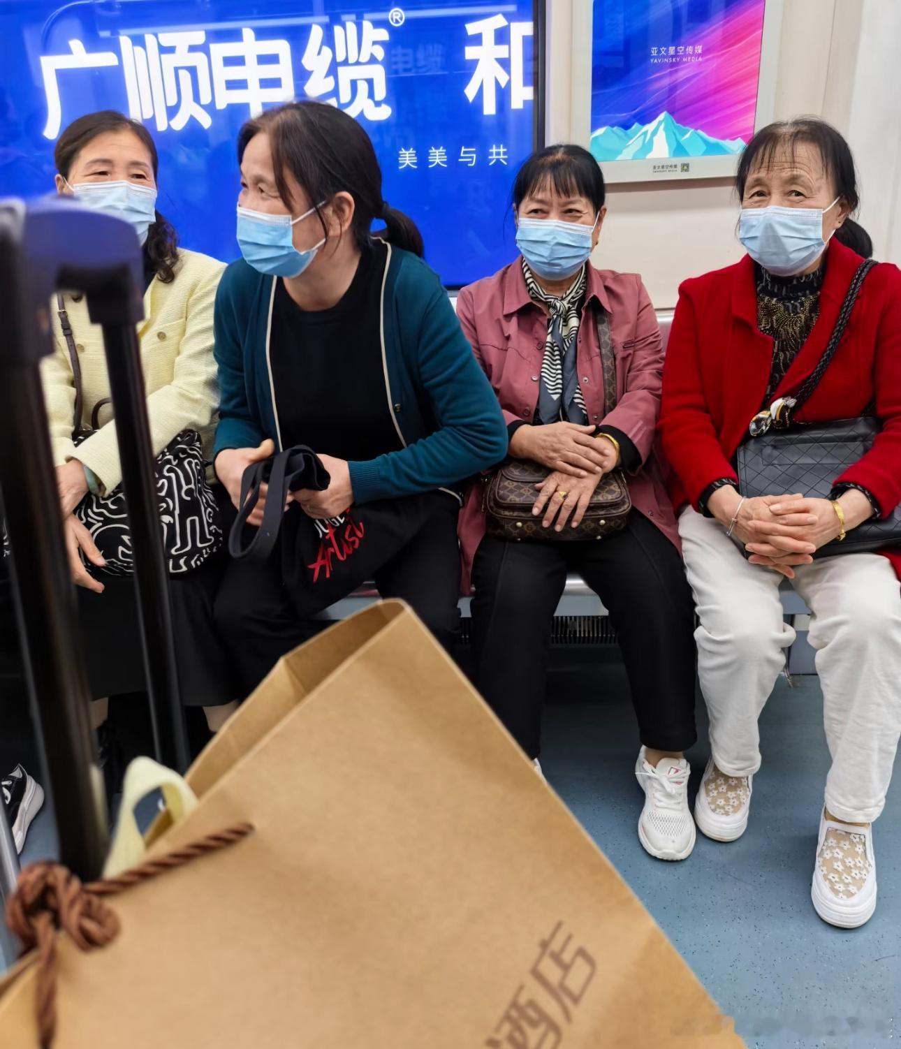 网友坐地铁遇到李维嘉妈妈和吴昕妈妈​​​