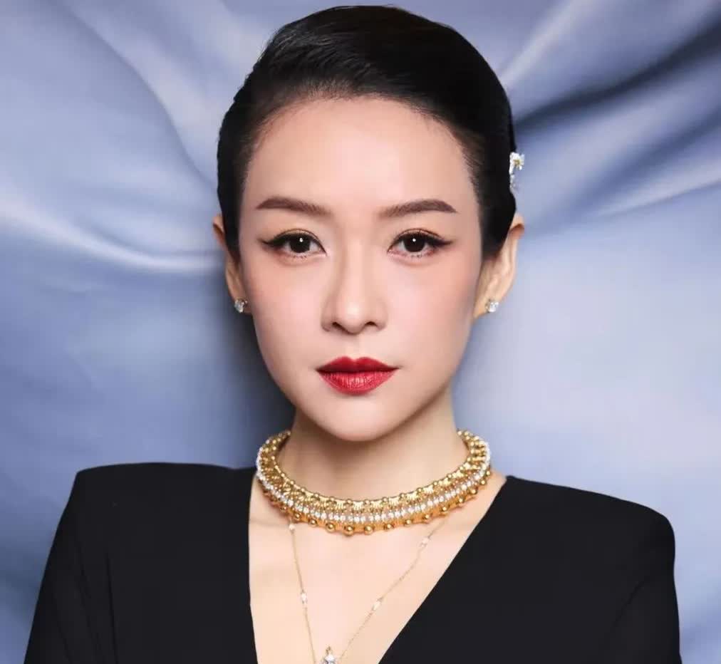 为什么章子怡能长红27年？​并非她长得漂亮，​也并非她演技好，而是她身上