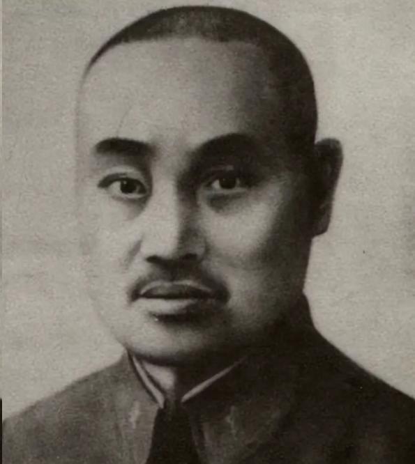 1951年，一位母亲带着儿子在澳门街头乞讨。此时，儿子已经奄奄一息，可是路人却很