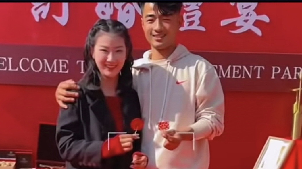 山东<em>烤牌姑娘</em>对自己订婚后遭全网嘲讽一事作出回应，被指一手好<em>牌</em>打得稀烂。“订婚了