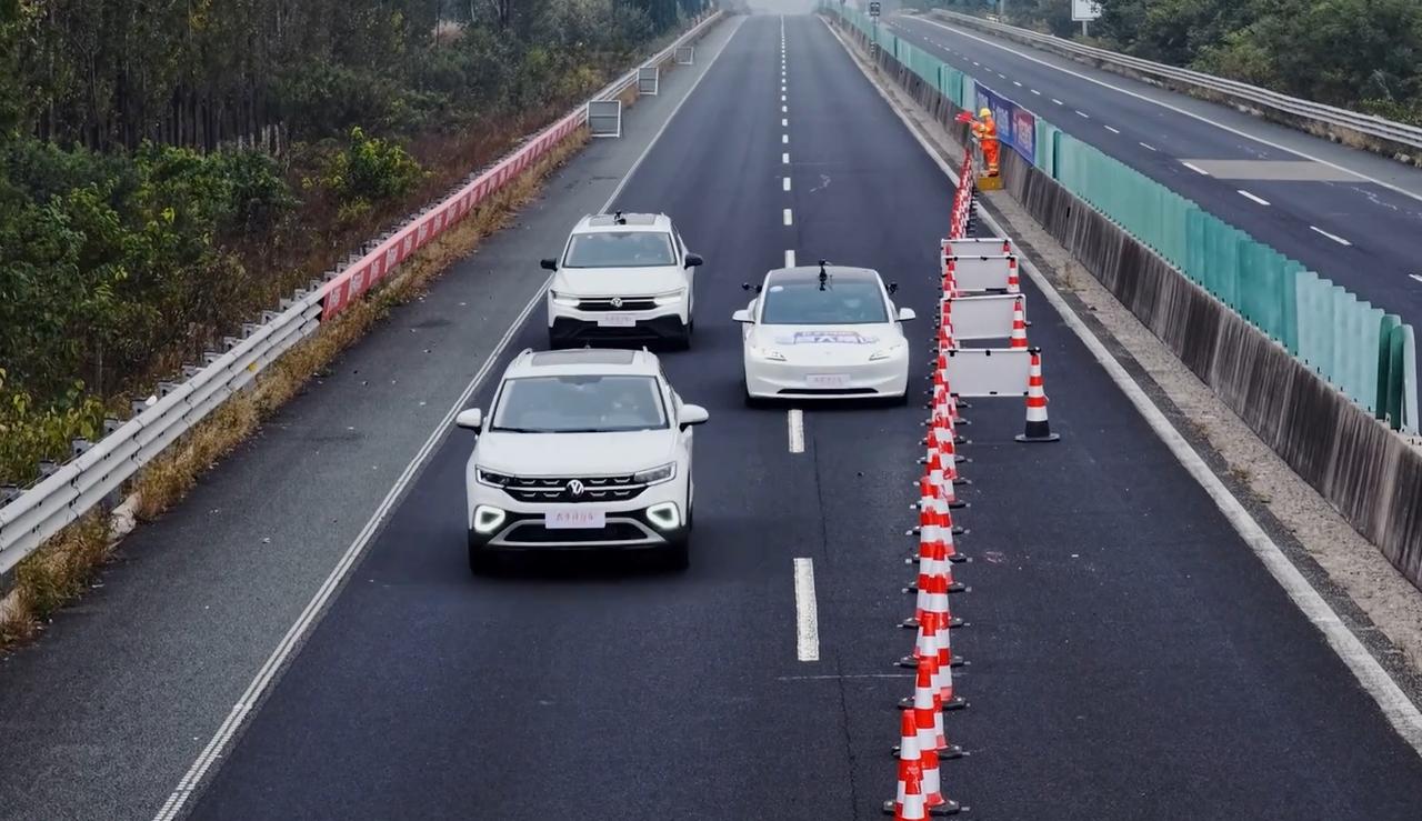 高速NOA遇施工，120km/h时速下紧急避让大考，安全通过者寥寥无几？我们测