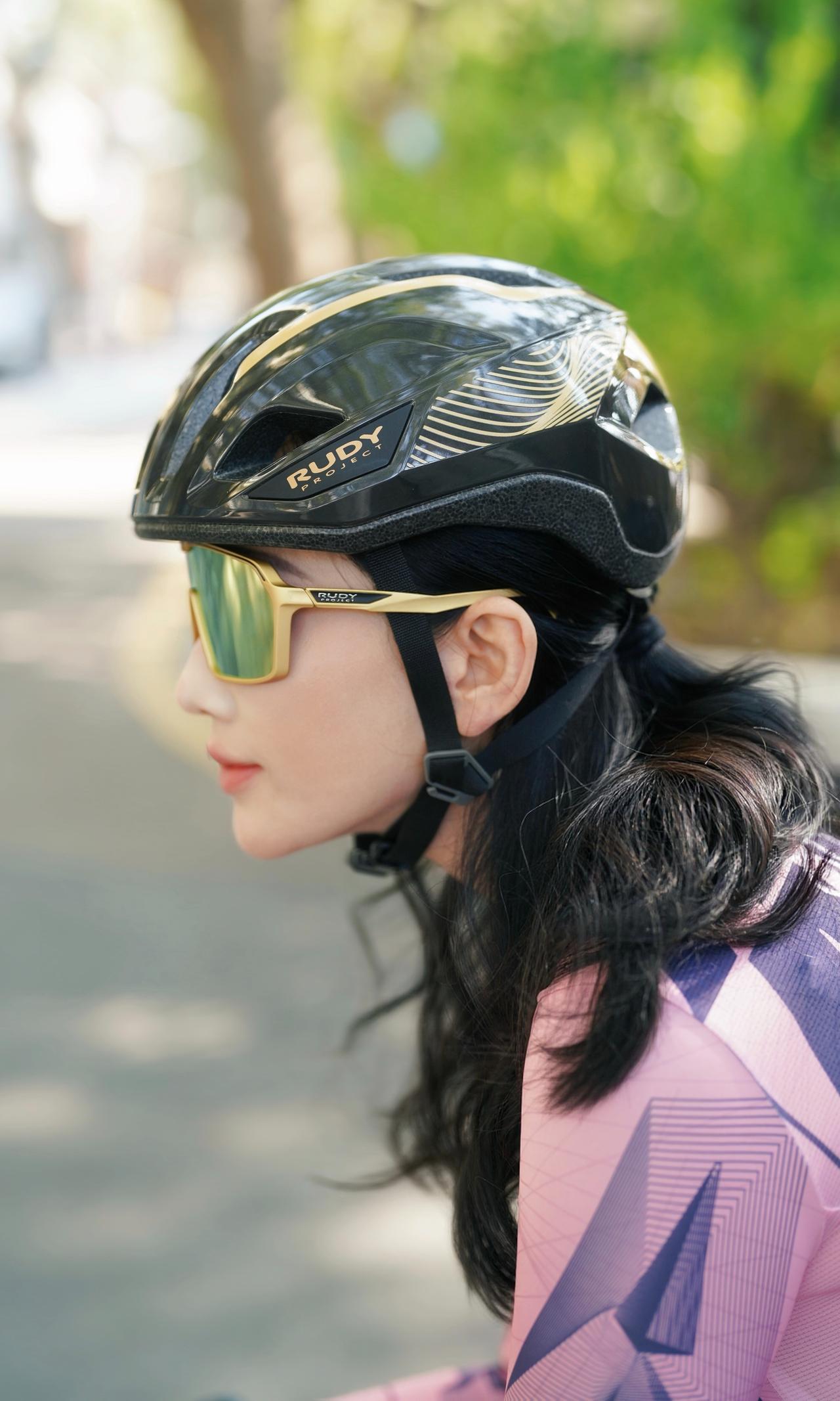 没人扶你时，就自己站稳；没人帮你时，就自己发光。